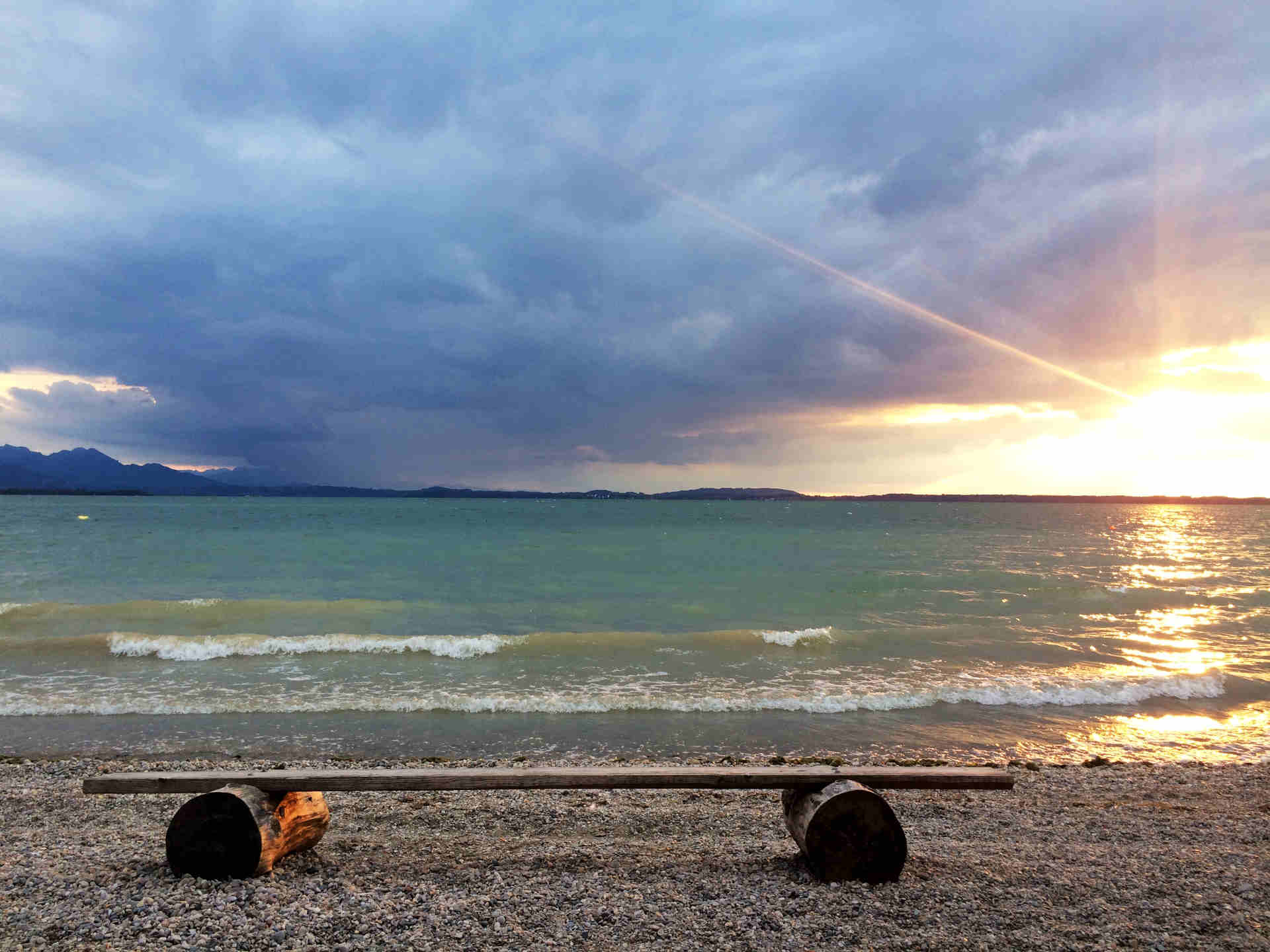 Bank_am_Chiemsee_hell Bank_am_Chiemsee_hell